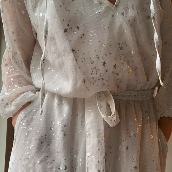 Elegant White Dress with Sparkling Details - Picture 3 of 4